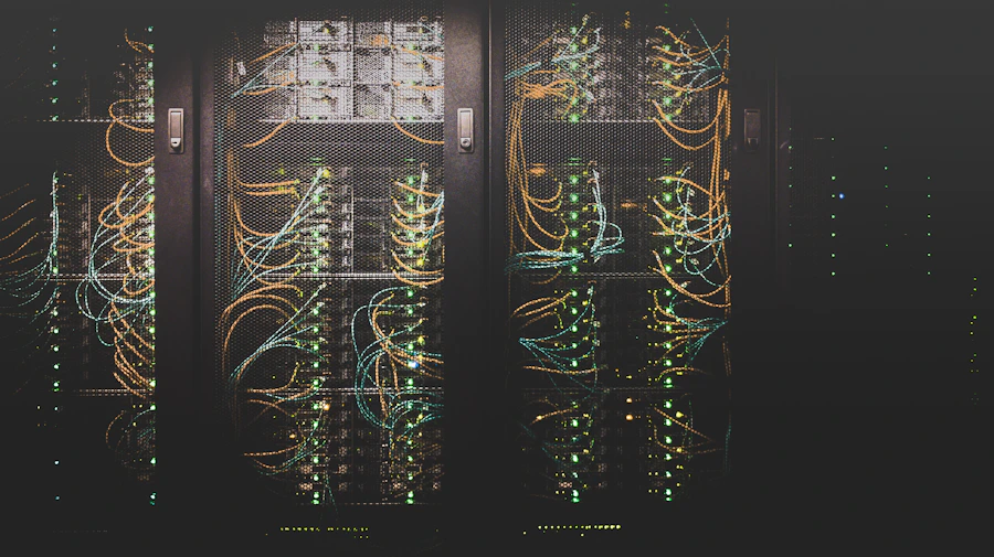Sala de servidores com infraestrutura de rede iluminada